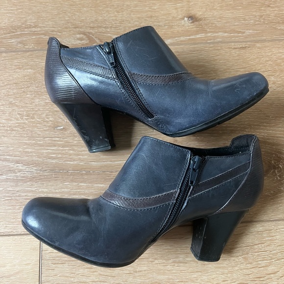 Navy blue bootie. Clarks! So comfortable. Great used condition. - Picture 3 of 4